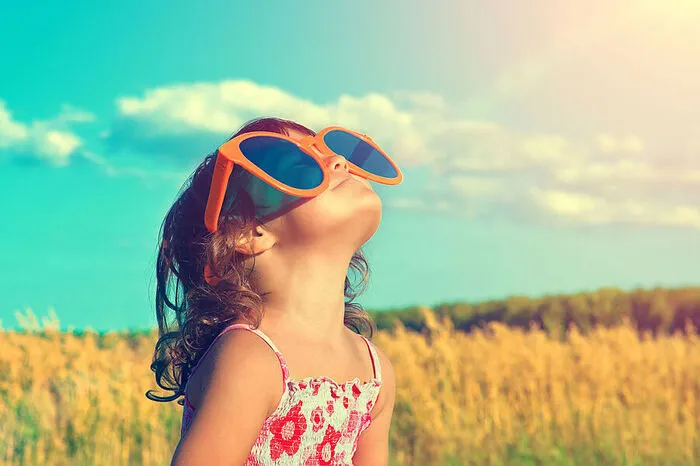 Kinder. Nicht nur bei Spielen bei und im Wasser darf man den Nachwuchs nicht eine Sekunde aus den Augen lassen. Auch Autos können ab einer Außentemperatur von 25 Grad zur tödlichen Gefahr für Kinder werden. Babys und Kinder sollten deshalb niemals (!) im Auto gelassen werden. Innerhalb weniger Minuten können in einem in der Sonne geparkten Pkw zwischen 70 und 80 Grad herrschen. Ein Hitzschlag und Herz-Kreislauf-Stillstand können die Folgen sein. Beim Badeausflug sollte auch auf ausreichend Sonnenschutz geachtet werden. Experten empfehlen Lotions mit Lichtschutzfaktor 30 bis 50 sowie eine Kopfbedeckung. Regelmäßig nachcremen und für Schatten sorgen!