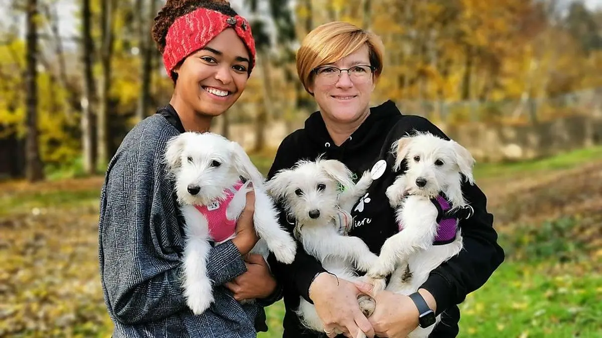 Celine und Sandra (v.l.) von der Tierrettung des Aktiven Tierschutzes mit Itsy, Bitsy und Spike