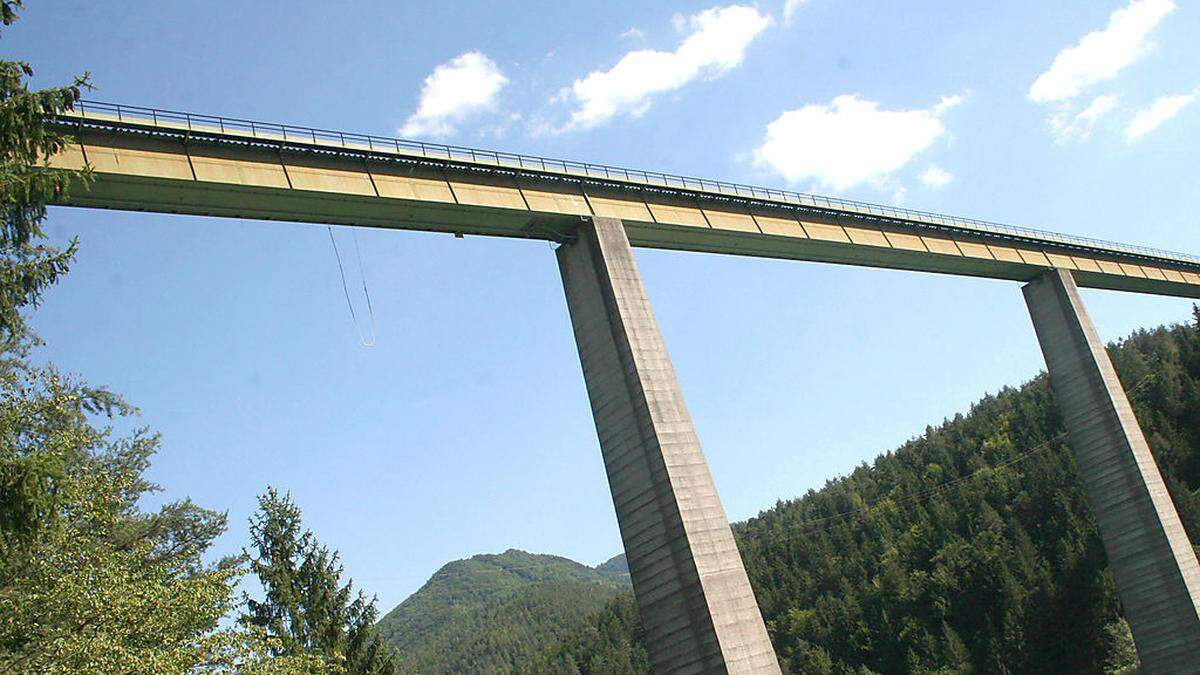 Die beiden Flusspfeiler der Jauntalbrücke sind fast 100 Meter hoch, 80 Meter ragen über das Wasser. Jedes Fundament wiegt 10.000 Tonnen, jeder Pfeilerschaft 4000 Tonnen