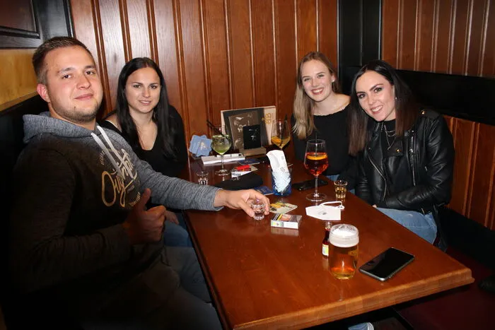 Zahlreiche Jugendliche nutzten die Wiedereröffnung für einen Feierabend-Drink.