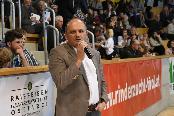 Preisrichter Bruno Deutinger lobte die Qualität der Osttiroler Rinder...
