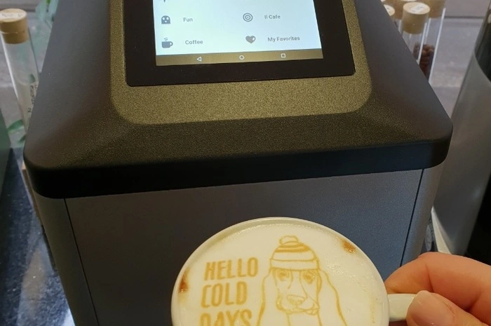 Der Drucker namens "Ripple Maker" verewigt dann das Wunschmotiv auf der Milchhaube.