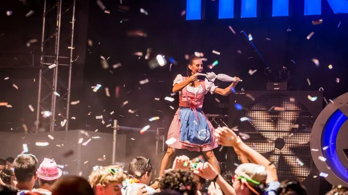 Partystimmung in der Kirchtagsdisko auf dem Kaiser-Josef-Platz in Villach
