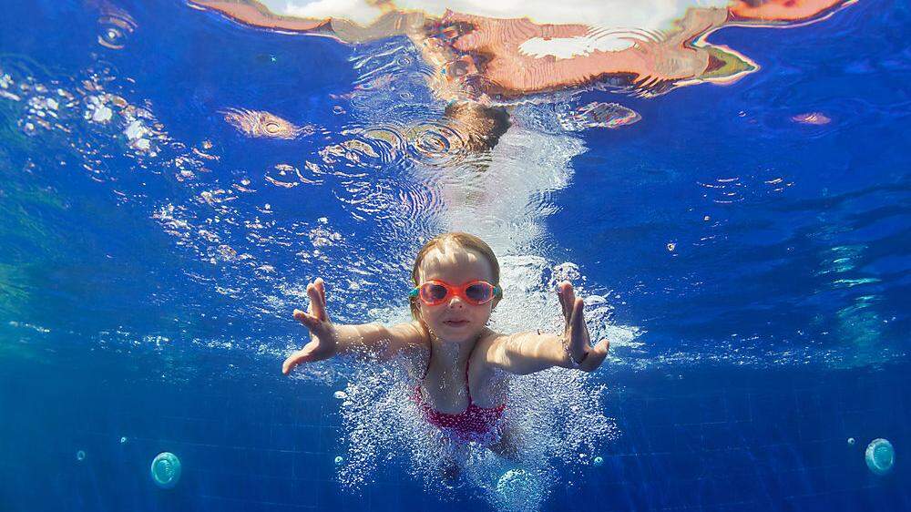 Kinder sollten vor dem Urlaub schwimmen lernen. Heuer haben wenige die Möglichkeit