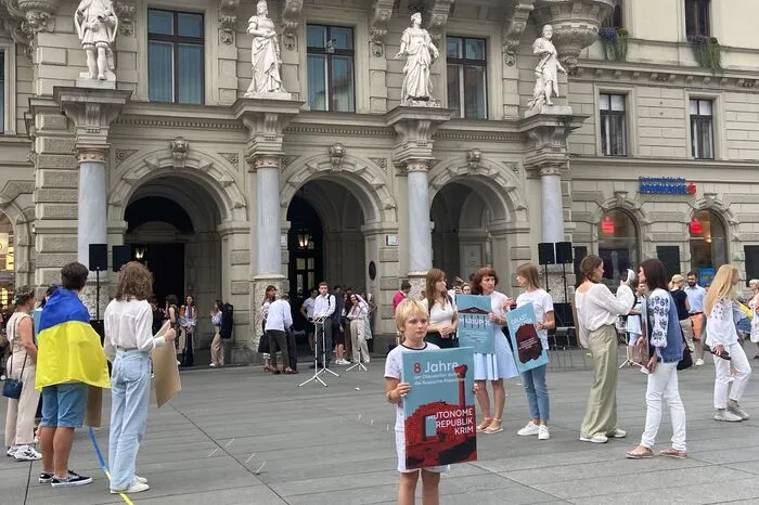 Nicht nur dieser kleine Junge fordert die Autonomie der Ukraine - Wolodymyr Selenkskyj tut es ihm gleich. 
