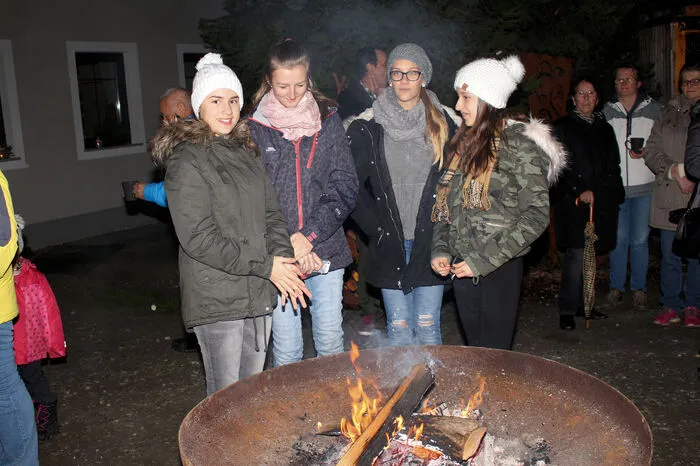 Eröffnet wurde das Adventdorf von den Organisatoren sowie der St. Johanner Weihnachtsmusik.