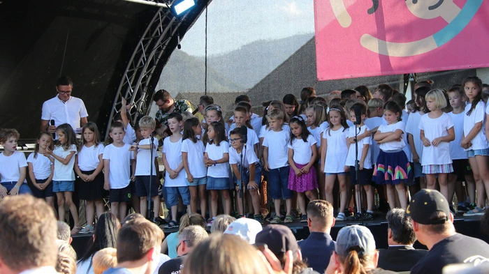 Mehr als 700 Menschen, darunter Landeshauptmann Peter Kaiser, besuchten am Freitag das große Schulfest der Europaschule/Evropska šola. Die Lehrerinnen und Lehrer sowie Schülerinnen und Schüler begeisterten mit einem eindrucksvollen Kulturprogramm.