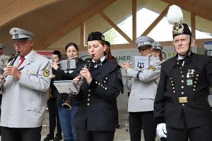 Nach der musikalischen Begrüßung durch die Stadtkapelle Bärnbach und der Bergkapelle Oberdorf starteten die Teilnehmer vom Stadtpark und wanderten über die Hundertwasserkirche weiter Richtung Lipizzanergestüt Piber und Kurpark Köflach und wieder zurück zum Stadtpark in Bärnbach.