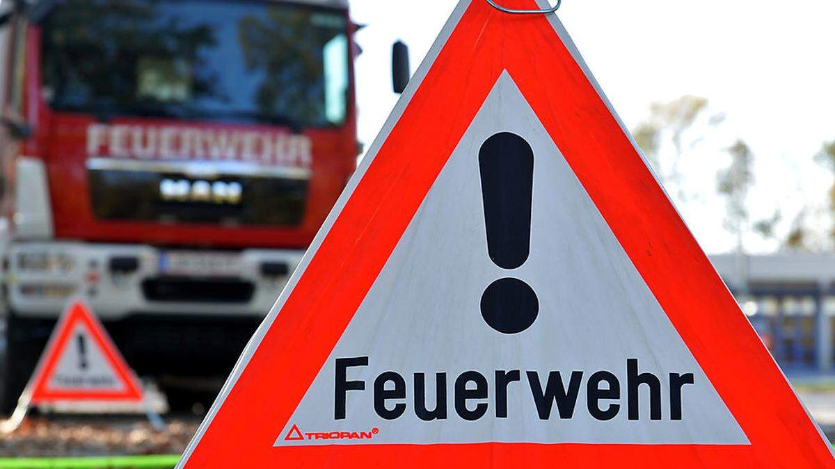 Die Feuerwehr entfernte die Unfallfahrzeuge von der unübersichtlichen Stelle 