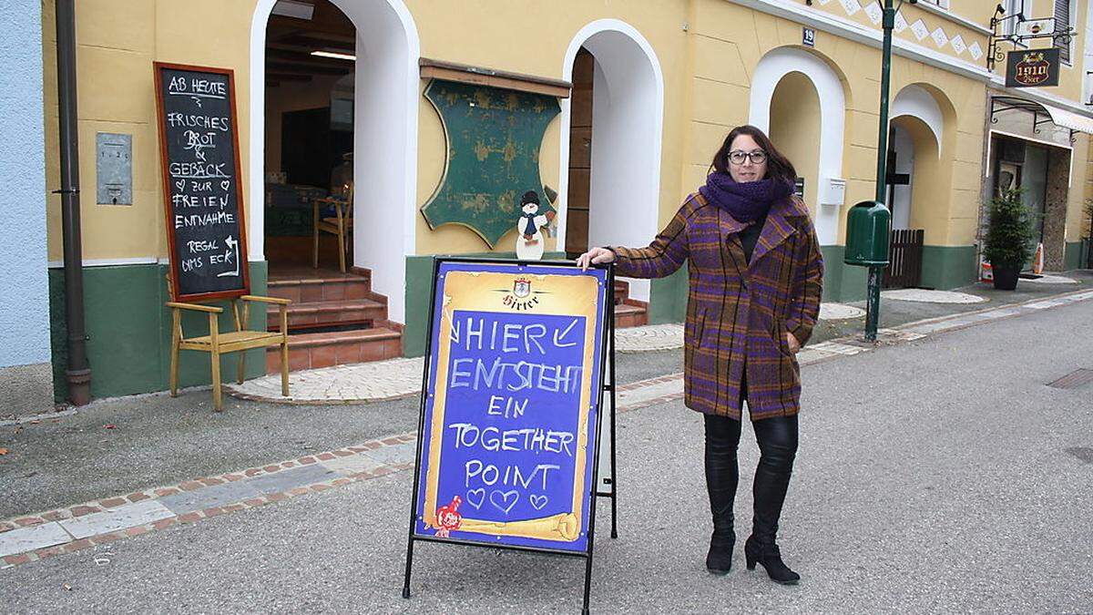 Karin Hauser vor dem „Together Point“ in Völkermarkt