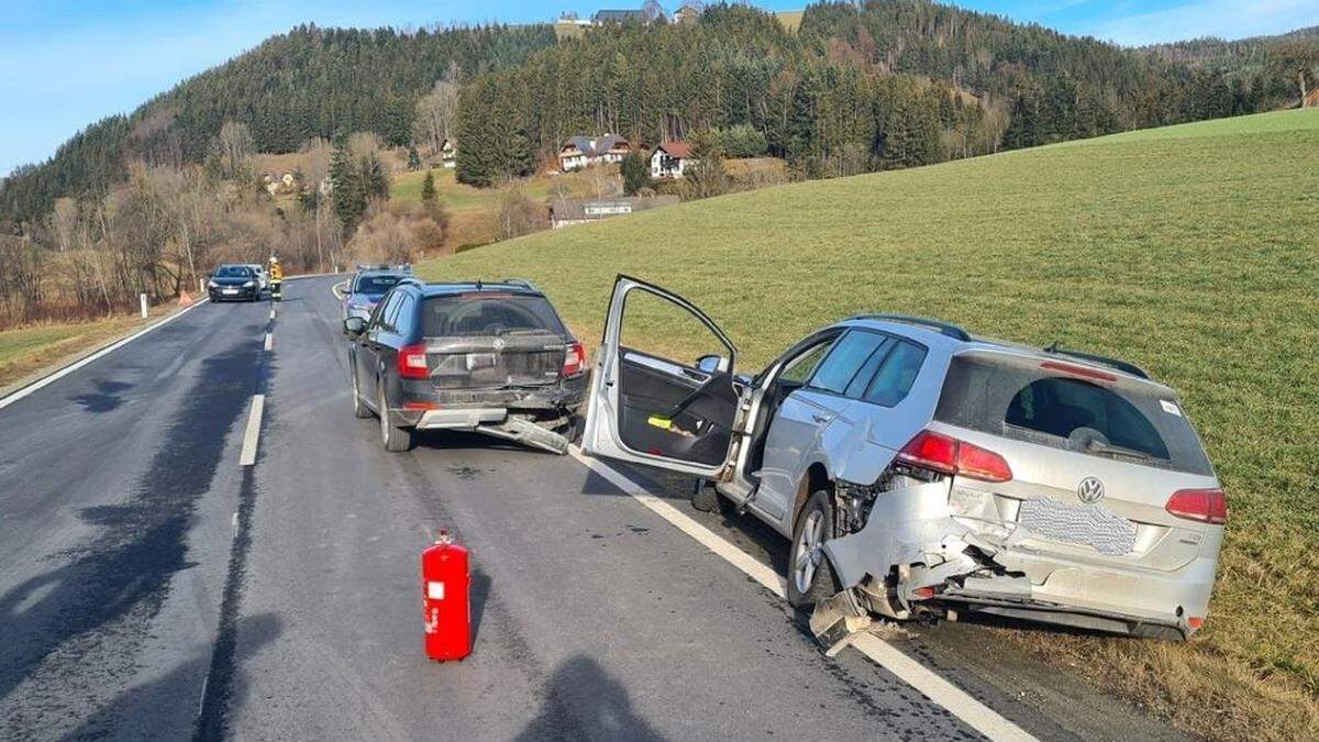 Die vier Fahrzeuginsassen wurden bei dem Auffahrunfall leicht verletzt