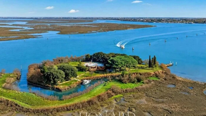  Isola di Crevan: Zum Anwesen gehört ein 215 Quadratmeter großes ehemaliges napoleonisches Fort, das inzwischen zu einer privaten Residenz umgebaut wurde