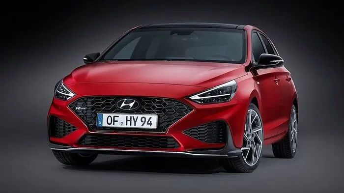 Die ersten Bilder des koreanischen Golf-Jägers Hyundai i30 stellt sich in der neuen Ausstattungsvariante N-Line (künftig zu haben für die ganze Baureihe inklusive Kombi) zeigt.