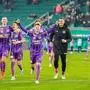 ABD0156_20220306 - WIEN - ÖSTERREICH: Spieler von Austria Klagenfurt feiern den Aufstieg in die Meistergruppe am Sonntag, 6. März 2022, während der Admiral Bundesliga-Begegnung, Grunddurchgang, 22. Spieltag, zwischen SK Rapid Wien und SK Austria Klagenfurt in Wien. - FOTO: APA/EXPA/FLORIAN SCHROETTER