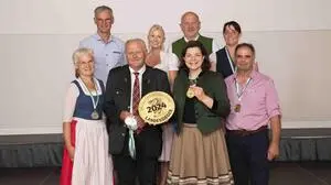 Die Ausgezeichneten Maria und Josef Tändl, Johann Wagner und Juliane Wurzinger, Alfred und Silvia Krenn mit Bezirksbäuerin Stellvertreterin Nicole Karner und Kammersekretär Johann Rath