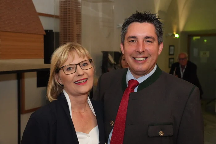 Stadtrat Christoph Staudacher mit Partnerin Carmen Wallner weilt auch unter den Gästen.