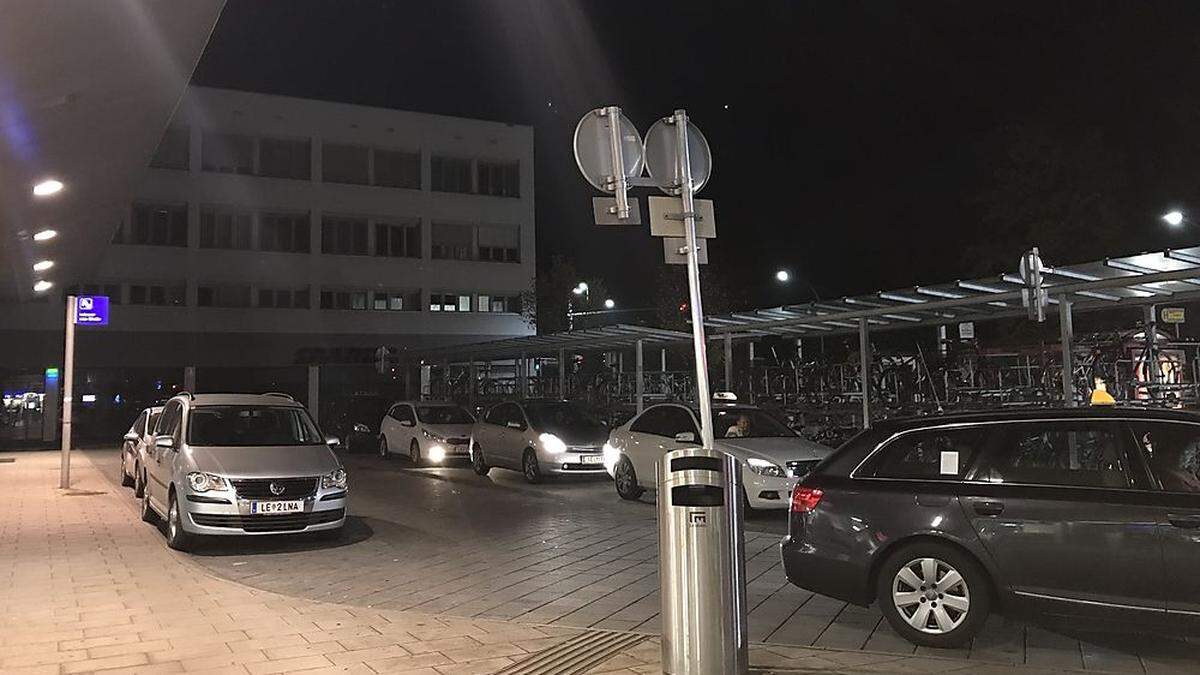 Kiss-Ride-Plätze sowie die Taxispur am Leobener Hauptbahnhof