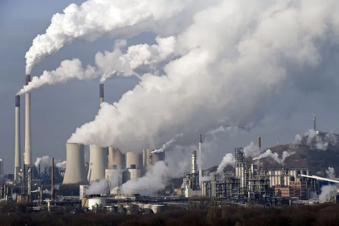 Alle machen sich Sorgen um Kohlenstoff - doch auf die Gefahren von Stickstoff werde wenig geachtet, berichtet die UN-Umweltorganisation. Wegen der Landwirtschaft, der Industrie, dem Verkehr und dem Energiesektor werde massenweise Stickstoff abgesetzt. In Form von Distickstoffmonoxid etwa sei dies ein Treibhausgas 300 Mal stärker als Kohlenstoff.