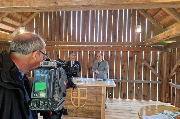 Zur Eröffnung des Wettbewerbs begrüßte Bürgermeister Josef Birnstingl (re) auch Landeshauptmann Christopher Drexler.