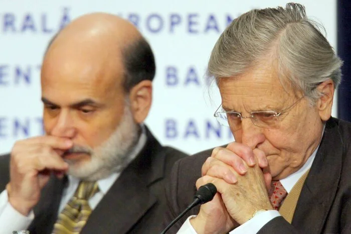 Die wichtigsten Notenbanken der Welt, darunter die Europäische Zentralbank (EZB) und die Federal Reserve, senken in einer konzertierten Aktion ihre Leitzinsen - ein historischer und noch nie da gewesener Schritt. Im Bild: Der damalige Fed-Chef Ben Bernanke und der frühere EZB-Präsident Jean-Claude Trichet.