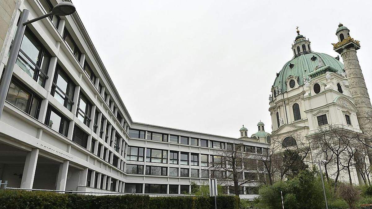 Stehen sich sehr nah: Die Karlskirche und das Winterthurgebäude