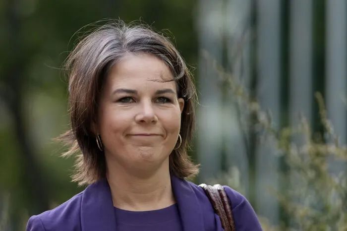 Nach rund 20 Jahren ist das Außenministerium wieder in der Hand einer Grünen. Annalena Baerbock tritt in die Fußstapfen von Joschka Fischer und wird damit die erste Außenministerin der Bundesrepublik.