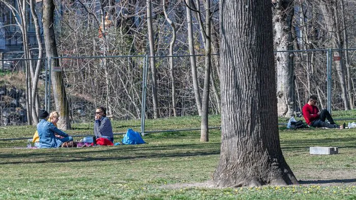 Die Grazer Parks sind an diesen herrlichen Frühlingstagen trotz Ausgangsbeschränkungen gut besucht.