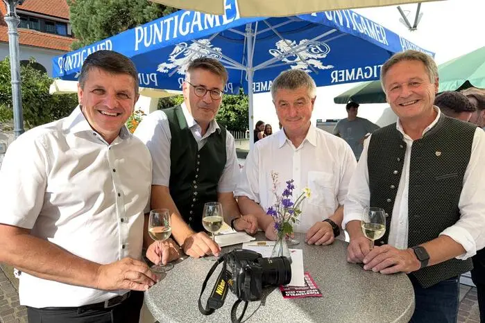 Pfarrfest-Organisatorin Sandra Stajer und Pfarrgemeinderatsvorsitzende Tamara Windisch-Röhrer begrüßten Nationalratsabgeordneten Christian Schandor, Bürgermeister Franz Jost und Vizebürgermeister Roland Gogg in ihrer Mitte.