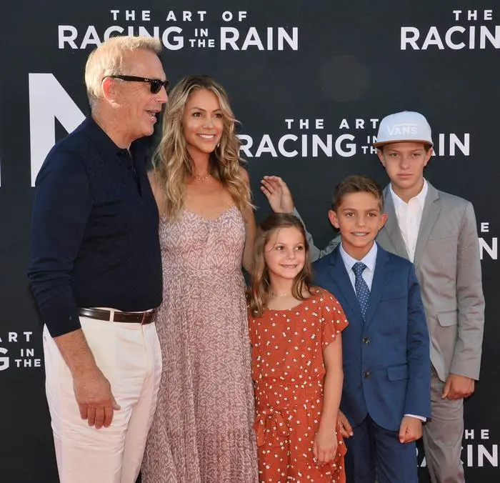 Die Costners mit ihren Kindern in glücklicheren Tagen im Jahr 2019. 
