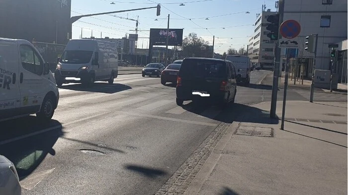 Höhe Stadthalle: Weil der linke Fahrstreifen zum Linksabbieger wird, wechseln ...