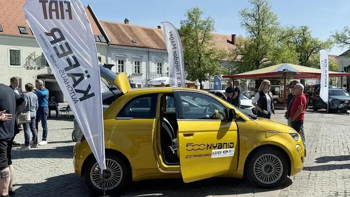 Der Fürstenfelder Hauptplatz wurde auch in diesem Frühling wieder zur Bühne für automobile Innovation und Vielfalt.