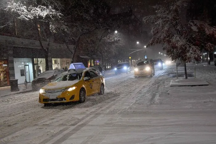 In der Metropole New York kam am frühen Abend der öffentliche Busverkehr nach wenigen Zentimetern Schnee ins Rutschen.