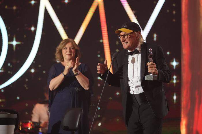 Kultkomiker Otto Waalkes, wurde bei der 34. Romy-Gala mit dem Preis für sein Lebenswerk geehrt. Die Laudatio hielt ORF-Radiodirektorin Ingrid Thurnher