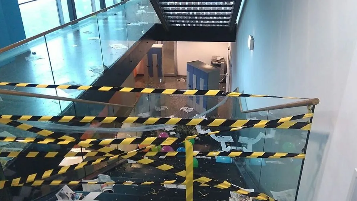 Die Maturanten sperrten Stiegenaufgänge und verteilten Stroh auf dem Boden