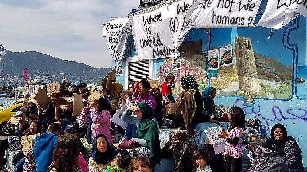 Migranten auf Lesbos: Auf der Insel harren mittlerweile mehr als 10.000 Menschen aus