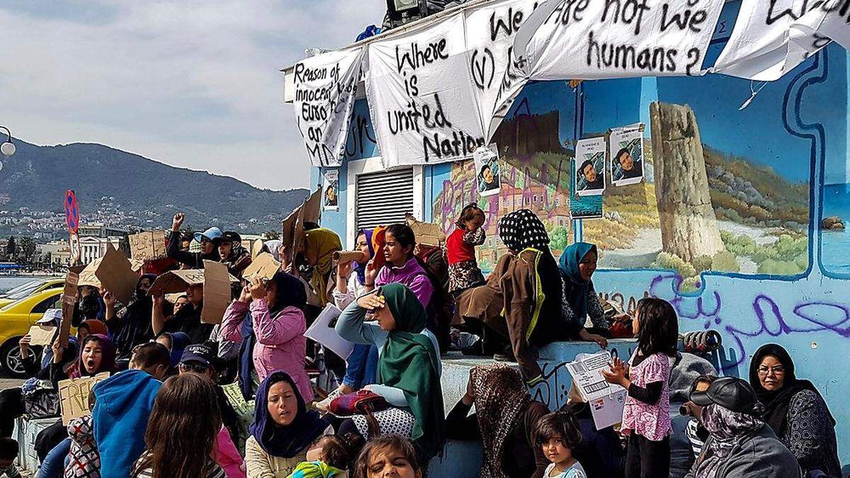 Migranten auf Lesbos: Auf der Insel harren mittlerweile mehr als 10.000 Menschen aus