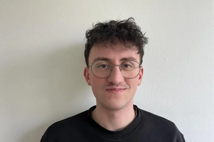 Rijad Sadikaj (18), Klöch: „Instagram und TikTok ziehen Jugendliche und daher auch mich an. Die Zeitung lese ich eher selten, aber wenn sie am Küchentisch liegt, schaue ich ab und zu rein. Wichtig ist für mich, dass man sich über seriöse Medien am Laufenden hält und Informationen auch kritisch auf ihre Wahrheit prüft.“
