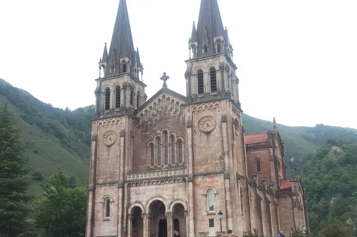Die Basilika von Covadonga, von der 722 nach der Schlacht von Covadonga die „Reconquista“ ausging, besichtigen.