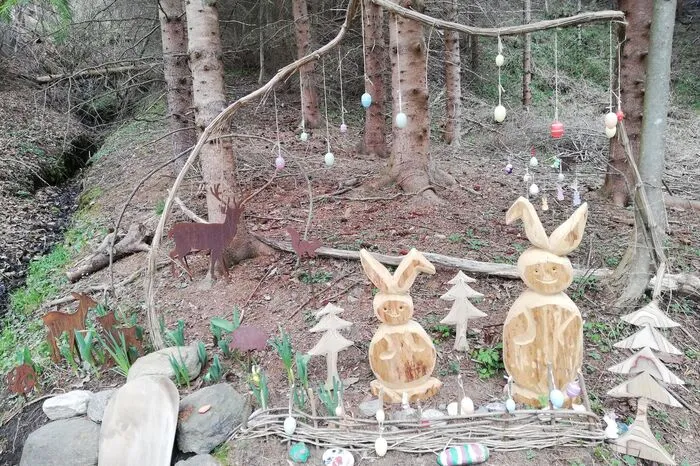 Bei Elisabeth Trausnitz  und ihren Kindern Anna und David spielten sich die Osterfeiertage auch im Wald ab - samt gebührender Deko.