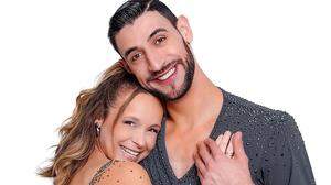 Missy May & Dimitar Stefanin bilden das neue Paar im Ballroom; sie tanzen eine Rumba zu „Sign Your Name“