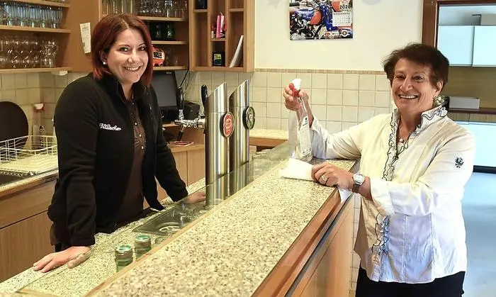 Sabrina Pappler (links) und Karoline Haberl bieten verschiedene Menüs zum Abholen und auch zum Zustellen