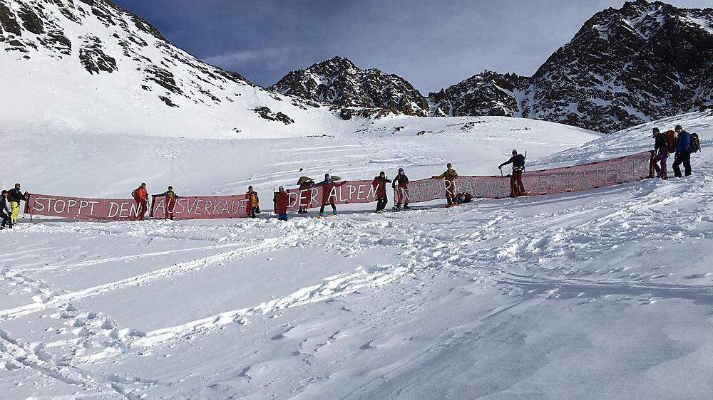 Umweltschützer protestieren gegen die Zusammenlegung der Skigebiete