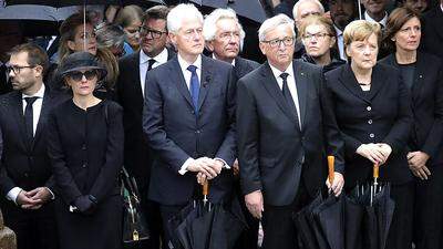 Witwe Maike Kohl-Richter, Clinton, Juncker, Merkel bei der Militärparade