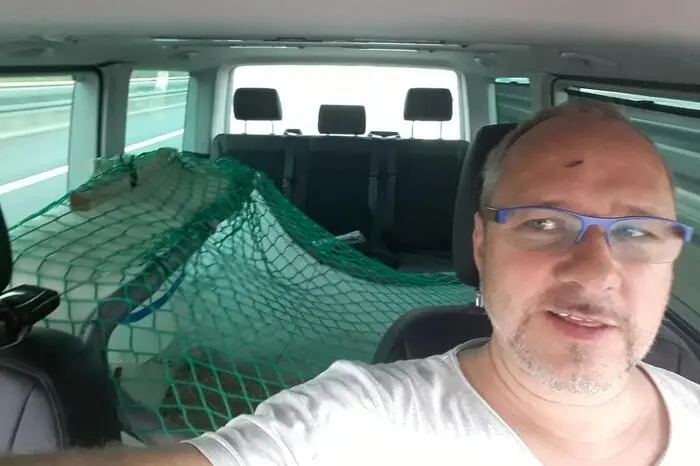 Wolfgang Dunst bei der Tour mit seinen Ferkeln.