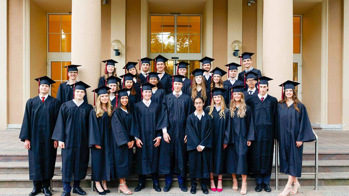 Die ersten 26 Absolventen bekamen ihr Diplom verliehen