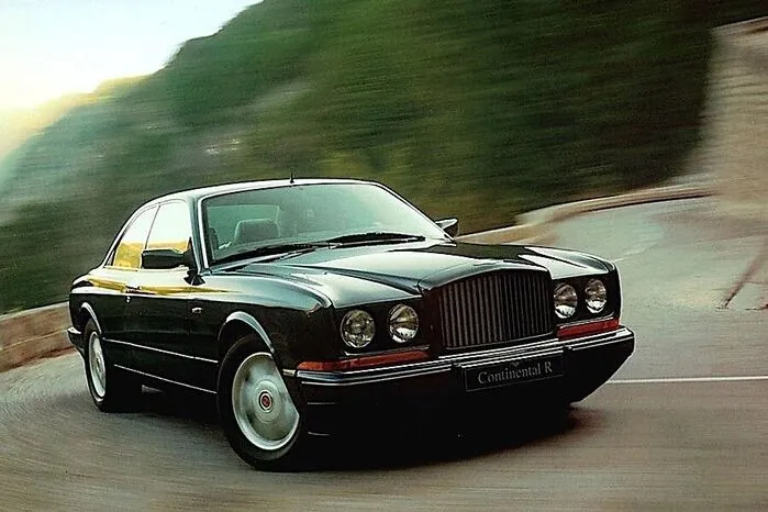 Er war nicht weniger als ein mehr als fünf Meter langer Befreiungsschlag: Das Luxuscoupé Continental R war der erste Bentley seit den 1950ern, bei dem die Marke nicht auf einem baugleichen Modell des Eigentümers Rolls-Royce basierte. Mit dem 6,75 Liter großen V8 (325 bis 426 PS) unter der Motorhaube von epischem Ausmaß war er der schnellste, stärkste und teuerste Bentley seiner Zeit.