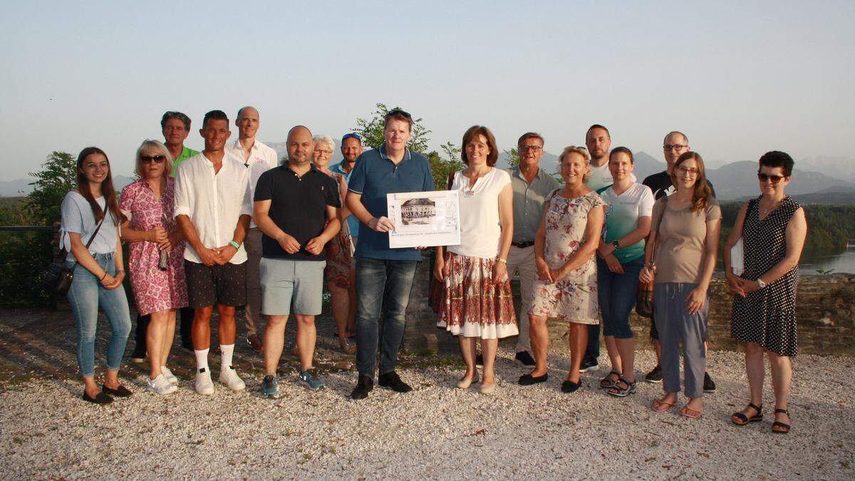 Die Teilnehmer der Probe-Stadtführung mit Gästeführerin Sandra Weratschnig (8. von rechts), Vizebürgermeister Peter Wedenig (9. von rechts), Robert Karlhofer (links neben Wedenig) und Karl Kräuter (7. von rechts)