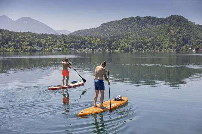 Mit allein zwölf öffentlichen Strandbädern lockt der Klopeiner See Wasserratten und Sonnenanbeter an. Doch auch Sportler kommen beim Tauchen oder Stand up Paddeln auf ihre Kosten. Die Seepromenade lädt überdies zum Flanieren.