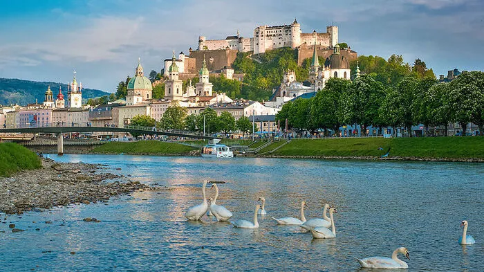 Es war die Rolle als katholischer Stadtstaat, die das Erscheinungsbild prägte, ihre Lage zwischen italienischem und deutschem Raum machte Salzburg zur Schnittstelle der Kulturen. Von Mozart bis zu den Festspielen.