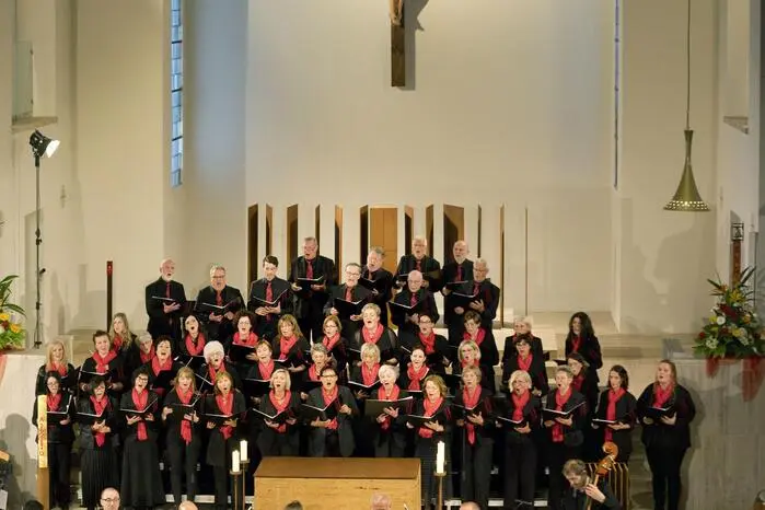 Ein musikalisches Finale bildeten das festliche „Laudate Dominum“ von W. A. Mozart sowie der mitreißende Chorsatz „Jauchzet, frohlocket“ aus dem Weihnachtsoratorium von J. S. Bach, mit dem markanten Paukenauftakt.